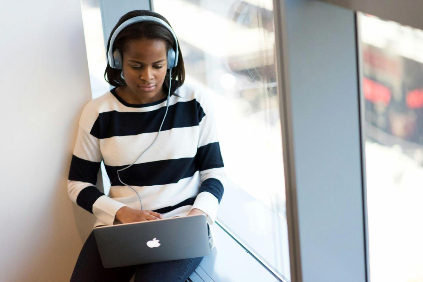 Espace de travail moderne avec équipement professionnel