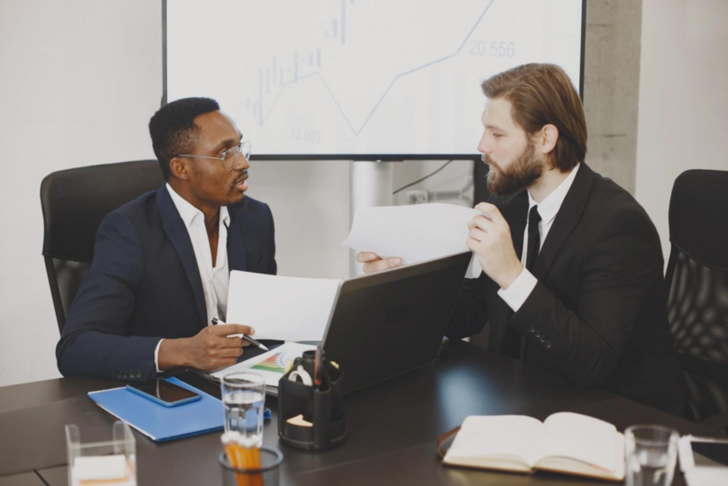 Analyse de documents financiers lors d'une session de formation